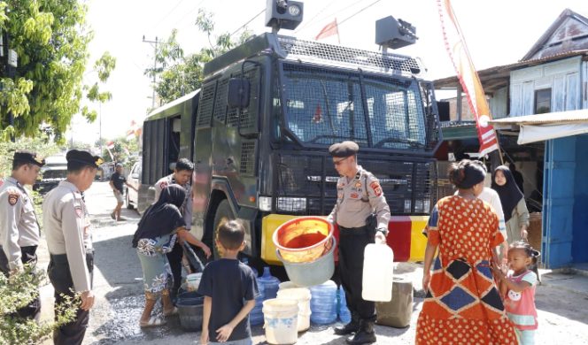					Warga Kasimpureng Dapat Bantuan Air Bersih dari Polres Bulukumba. (Foto: Humas Polres Bulukumba)
