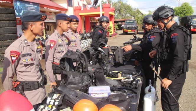 					Danyon Ichsan Cek Seluruh Peralatan Personel Brimob Bone. (Foto: Ist)