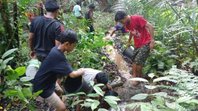 					santri terpaksa harus keluar mencari sumber air bersih, lokasinya pun cukup jauh dari pondok mereka. (Foto: Ist)