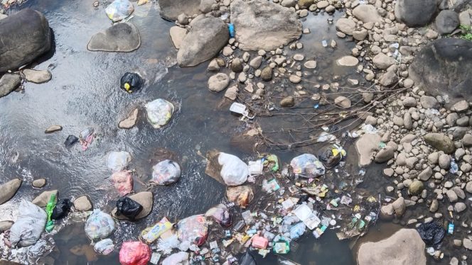 					Sungai di Palampang Bulukumba Jadi Tempat Pembuangan Sampah. (Foto: BERITA.NEWS/ Syarif)