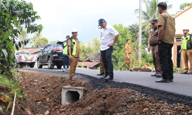 					Bupati Bulukumba Andi Muchtar Ali Yusuf meninjau pembangunan jalan. (Foto: Humas Pemkab Bulukumba)