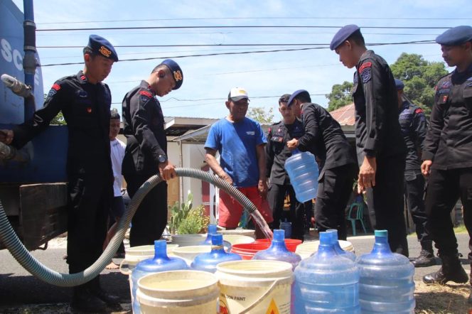					Brimob, PDAM dan Dinsos Salurkan Air Bersih. (Foto: Ist)