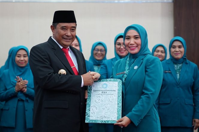 					Lantik TP PKK Provinsi, Bahtiar Minta Sinergi ke Kabupaten dan Kota