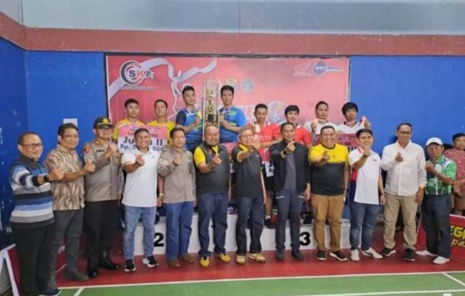 					Taufan Pawe menutup Turnamen Bulu Tangkis Piala Wali Kota (dok)