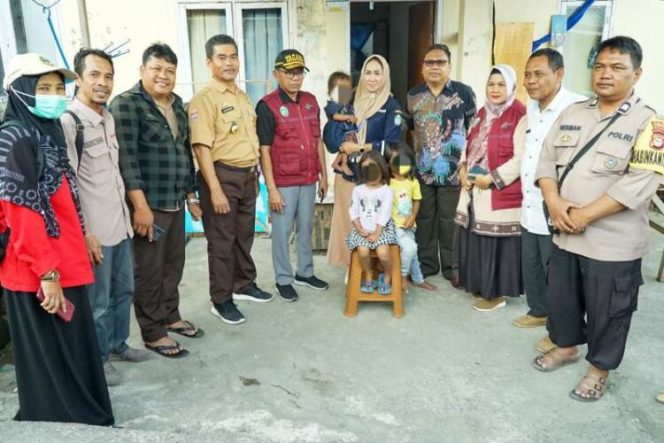 					Tim Dinsos dan DP3A Pemkot Parepare saat menyambangi 3 anak yang diduga terlantar atas laporan masyarakat (dok)