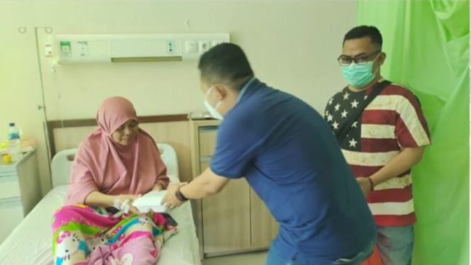 					Manajemen RS Hasri Ainun Habibie (HAH) Kota Parepare berbagi di Jumat Berkah ke Pasien dan keluarganya (dok)