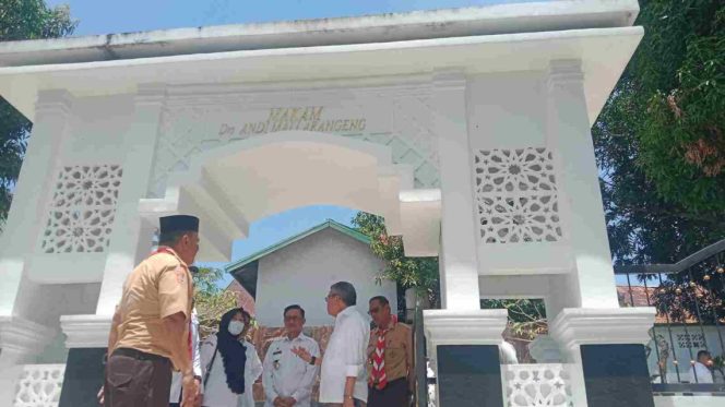 					Taufan Pawe di Makam Wali Kota Parepare pertama Andi Mallarangeng (dok)
