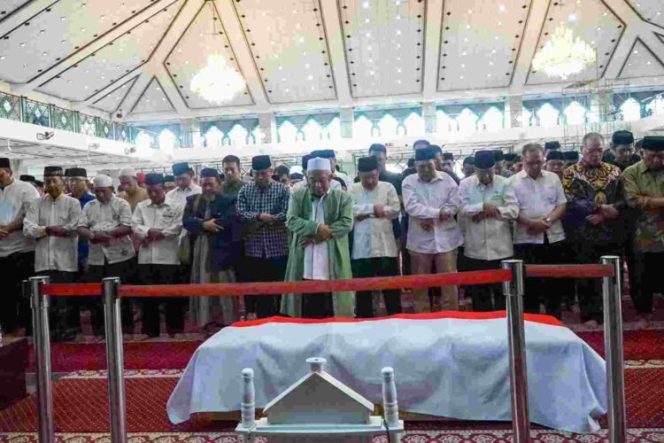 					Wali Kota Taufan Pawe saat hadiri Salat Jenazah Mantan Gubernur Sulsel HM Amin Syam di Masjid AL Markaz (dok)
