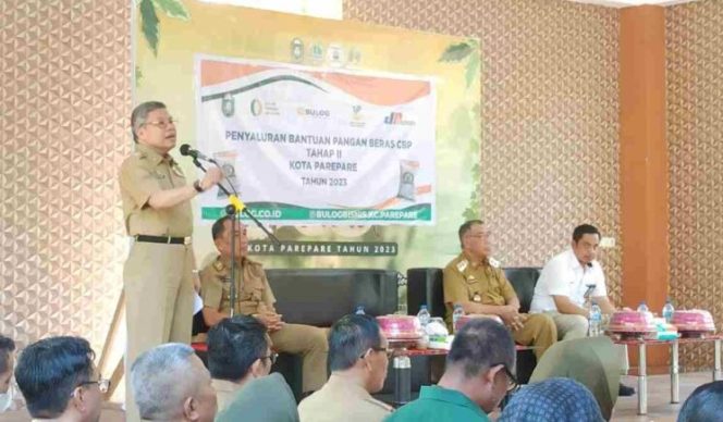 					Wali Kota Parepare salurkan bantuan Cadangan Pangan Pemerintah kepada masyarakat penerima mamfaat (dok)
