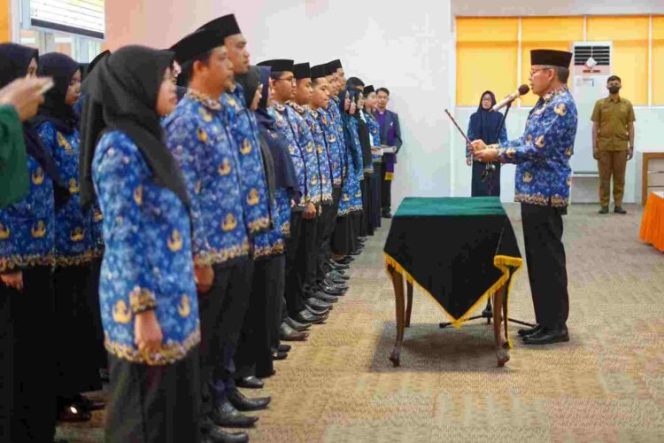 					Taufan Pawe Lantik ASN Pemkot Parepare jabatan fungsional (dok)