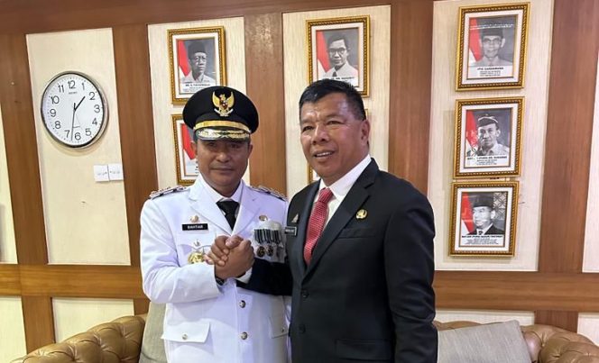 					Pj Gubernur Sulsel Dr Bachtiar Baharuddin bersama Bupati Bulukumba Andi Muchtar Ali Yusuf. (Foto: Ist)