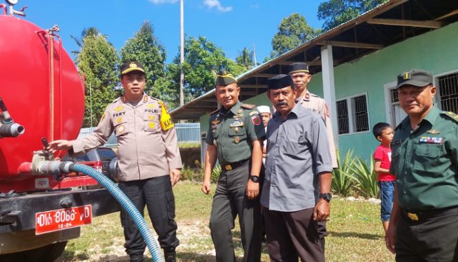 					Kapolres dan Dandim Sinjai Berikan Bantuan Air Bersih ke Ponpes Wadi Mubarak. (Foto: Ist)