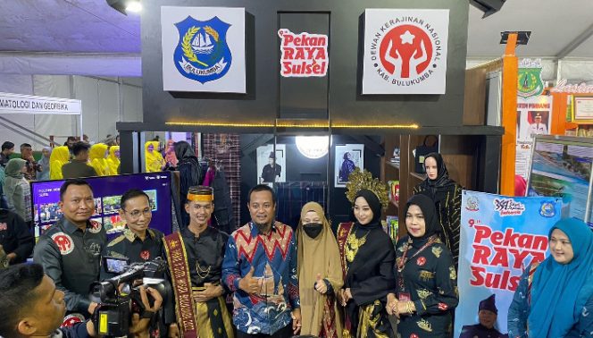 					Dekranasda Bulukumba berhasil meraih juara tiga Booth terbaik. (Foto: Ist)