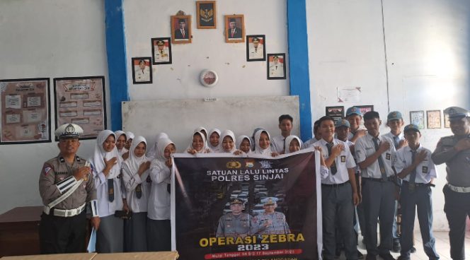 					Satlantas Polres Sinjai Ajak Pelajar Tertib Berlalu Lintas. (Foto: Ist)