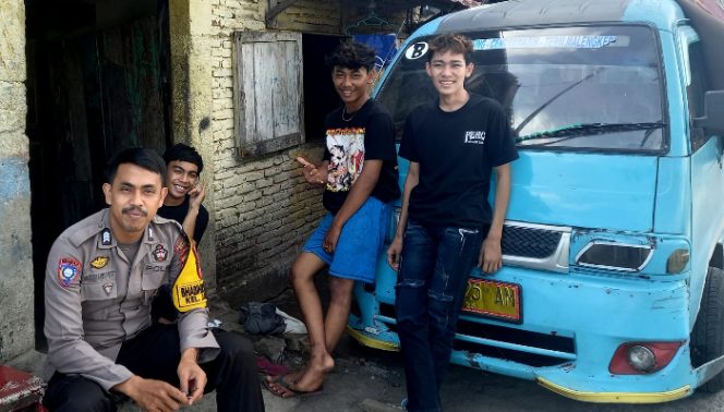 					Brigpol Imam Hidayat, saat mengunjungi salah satu base camp remaja di Kelurahan Jongaya. (Foto: Ist)