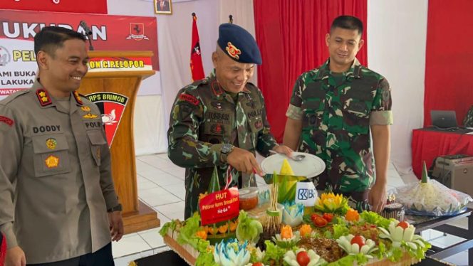 					Dandim 1407 dan Kapolres Bone Beri Kejutan di Acara Syukuran HUT ke-64 Pelopor. (Foto: Ist)