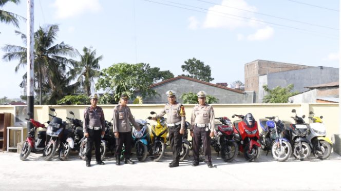 					Satlantas Polres Bulukumba Tahan Belasan Motor. (Foto: Ist)