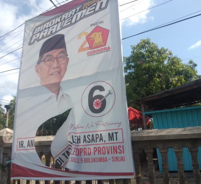 					Baliho Andi Taufiq di Sinjai Dirusak OTK. (Foto: Pribadi)