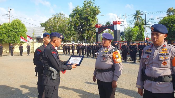 					Tim SAR Batalyon C Pelopor Terima Penghargaan Dansat Brimob Polda Sulsel. (Foto: Ist)