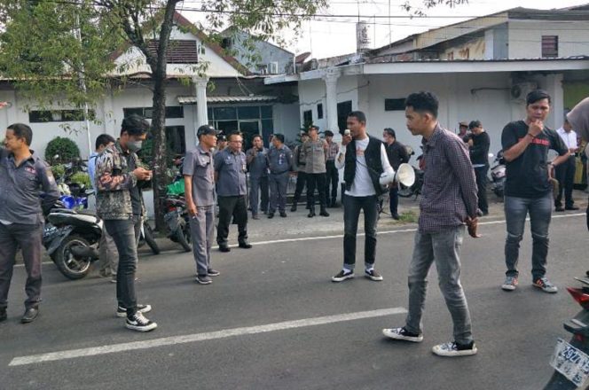 					Massa saat melakukan demonstrasi