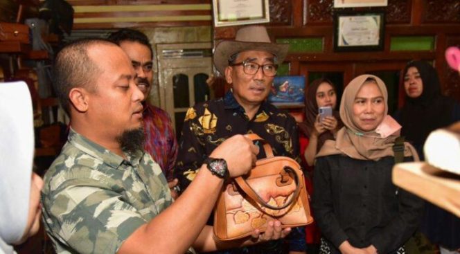 					Dekranasda Sulsel Pelajari Hasil Kerajinan di Galery Morfby di Jawa Timur (dok)