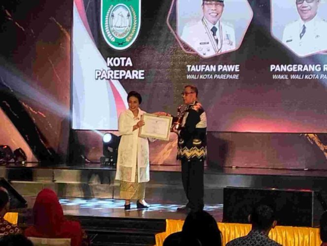 					Penyerahan Predikat Kota Layak Anak oleh Kementrian PPPA (dok)