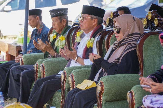 					Wali Kota dan Ketua TP PKK Parepare hadiri peletakan batu pertama pembangunan pesantren Al Munawwarah (dok)