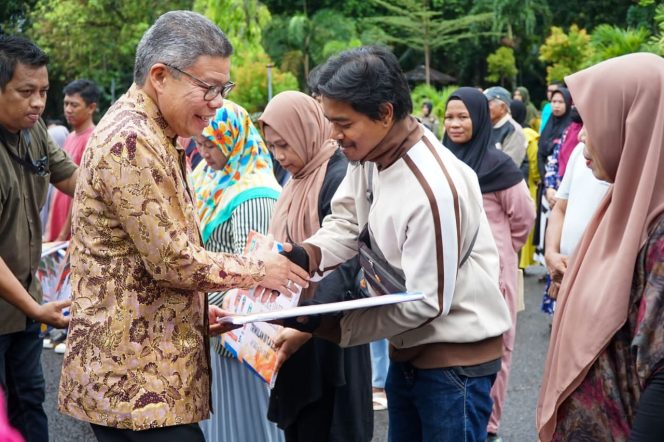 					Penyerahan Bantuan Beras Pra Sejahtera kepada Keluarga Penerima Mamfaat di Kota Parepare (dok)