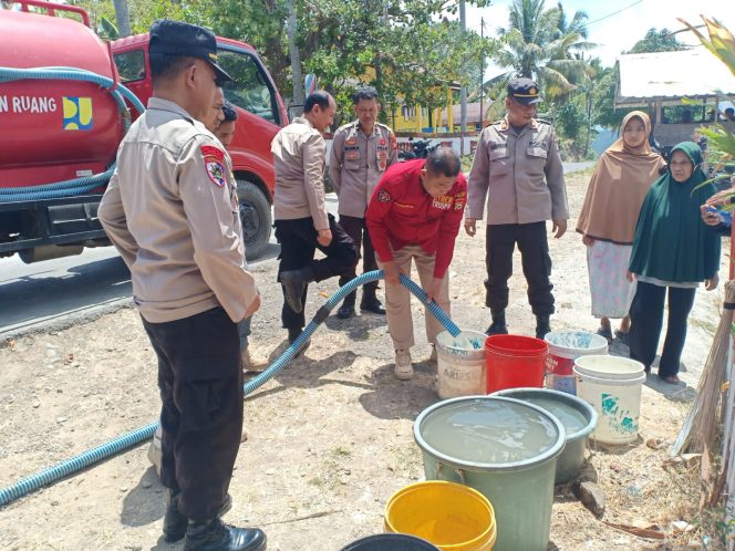 					Kapolres Sinjai Bagikan Air Bersih ke Warga Bulupoddo. (Foto: Humas Polres Sinjai)