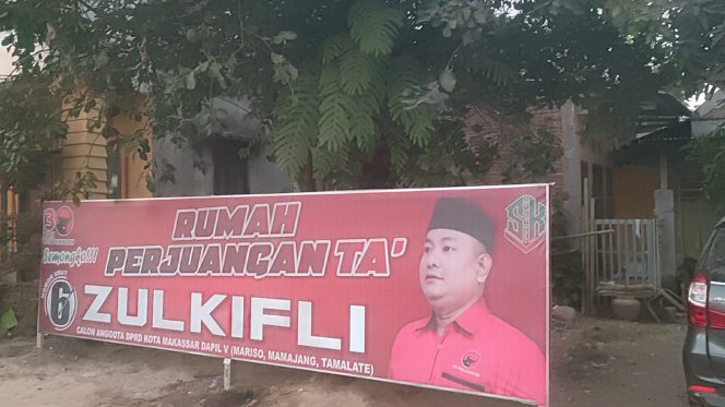 					Spanduk yang dipampang di lokasi lahan yang bersengketa
