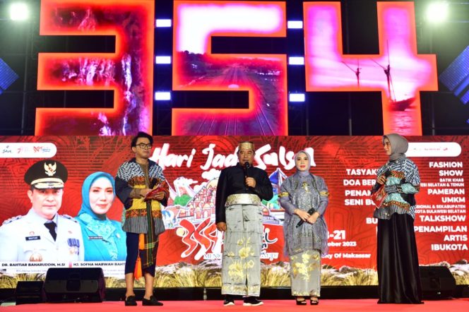 					Pj Gubernur dan Ketua PKK Buka Fashion Show Perayaan Hari Jadi Sulsel