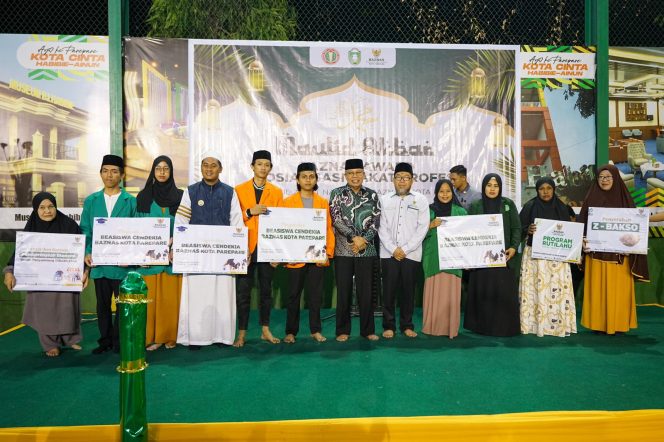					Taufan Pawe Apresiasi Baznas Award, Serahkan Beasiswa dan Bantuan