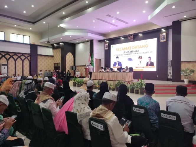 					Gubernur Sulsel Terima Kedatangan Kloter Pertama Jamaah Haji di Asrama Haji Sudiang (dok)