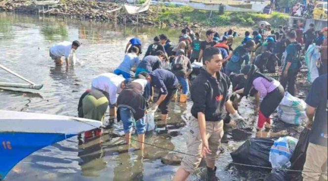 					DLH parepare bersama Komunitas bersihkan sampah anjungan cempae (dok)