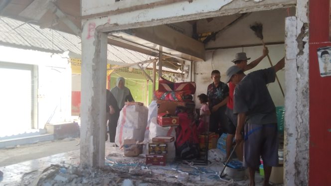 					Puluhan Kios Pasar Sentral Bulukumba Dibongkar Pedagang. (Foto: BERITA.NEWS/ Syarif)