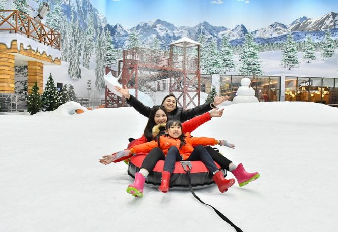 					Wahana bermain Trans Snow World atau Dunia Salju di Trans Studio Makassar. (Foto: IST)