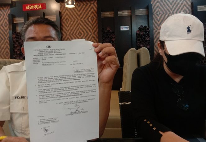 					Kuasa Hukum IW, Ansar Makkuasa memperlihatkan surat pemanggilan Polretabes Makasdar terhadap   kliennya dalam kasus dugaan penipuan.  