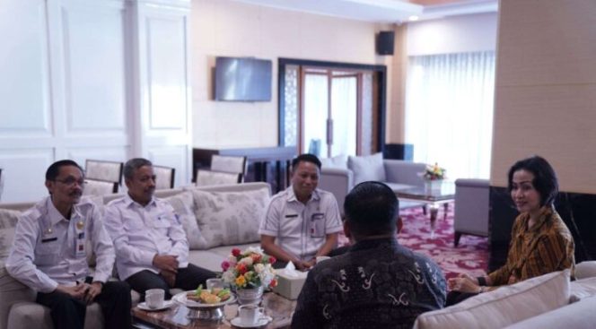 					Pj Sekda bersama Tim Korsupgah KPK di Baruga Lounger Kantor Gubernur (dok)