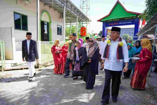 					Taufan Pawe hadiri peletakan batu pertama pesantren Al Munawwarah parepare (dok)