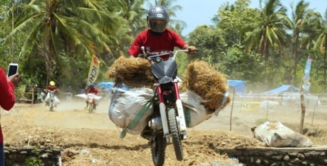 					Lomba Motor Kros Ojek Gabah di Bulukumba. (Foto: Humas Pemkab)