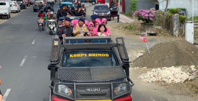 					Danyon Ichsan Lepas Dua Personel Brimob Bone. (Foto: Ist)