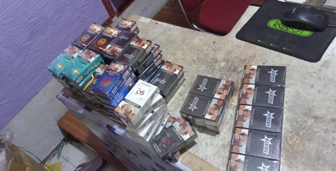 					Bea Cukai dan Satpol PP Razia Sejumlah Toko di Sinjai. (Foto: Ist)