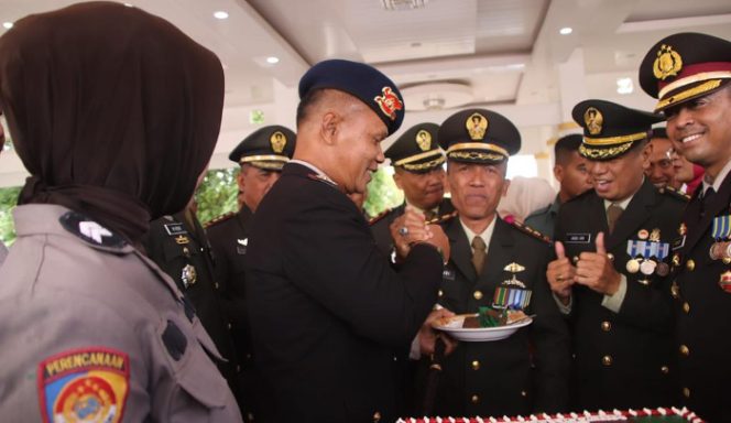 					Danyon Ichsan dan Kapolres Bone Kompak Beri Kejutan Dandim 1407. (Foto: Ist)