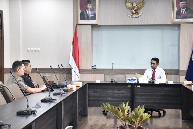 					Direktur PengawasanKemitraan KPPU, Lukman Sungkar, kepada Direktur Utama PT PISP Harianto Tanamoeljonopada 11 Oktober 2023 di Kantor Pusat KPPU Jakarta. (dok)
