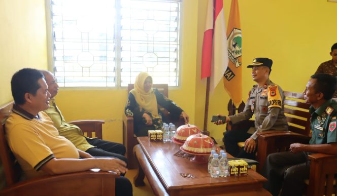 					Kapolres AKBP Fery Nur Abdulah Sambangi Sekretariat Partai Politik di Sinjai. (Foto: Humas Polres)