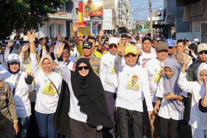 					Jalan Sehat Lepas Masa Jabatan Wali Kota - Wakil Wali Kota Parepare Taufan Pawe dan Pangerang Rahim (dok)