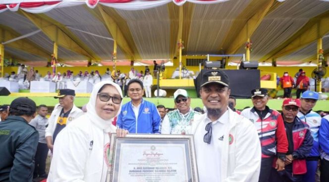 					Porsesni PGRI Tingkat Provinsi, Andi Sudirman Terima Penghargaan (dok)