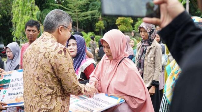					Wali Kota Parepare serahkan Bansos Beras Pra Sejahtera kepada KPM (dok)