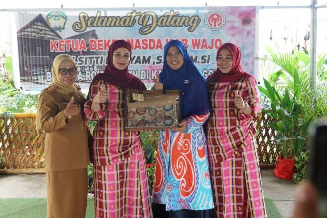 					Produk Sutra Khas Gowa Dilirik Dekranasda Wajo, Siap Dikerjasamakan
