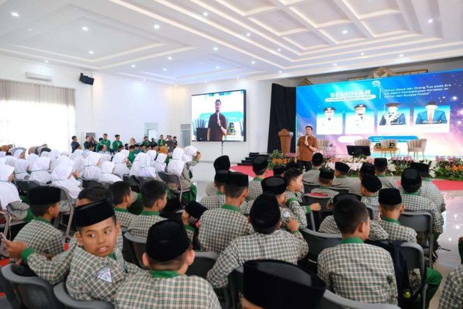 					Jadi Narasumber, Adnan Berikan Motivasi Pendidikan Terhadap Ratusan Siswa Madrasah Arifah Gowa